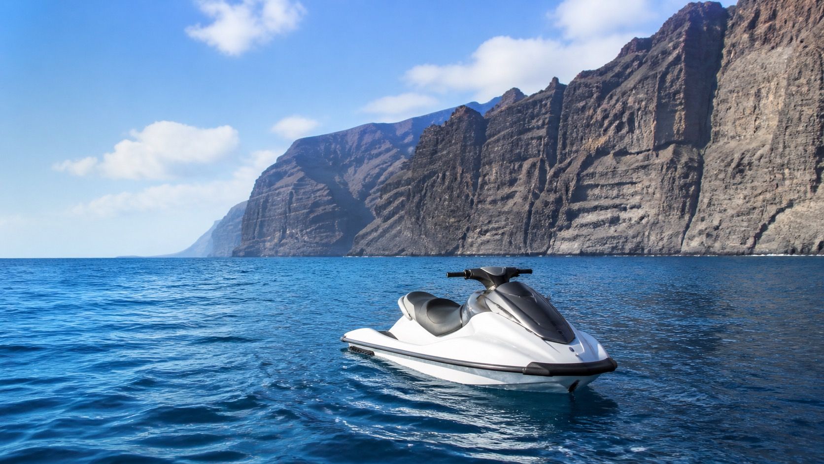 Moto de agua frente a los acantilados de Los Gigantes